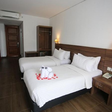 Azza Hotel Palembang Exterior foto